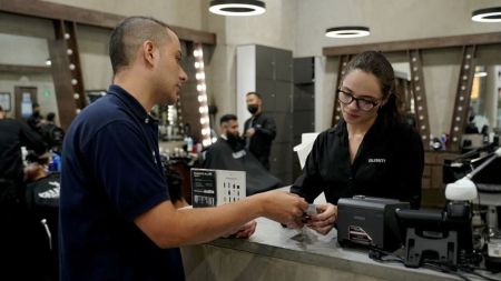 Peluquerías y barberías de Envigado se convierten en espacios de apoyo para la salud mental