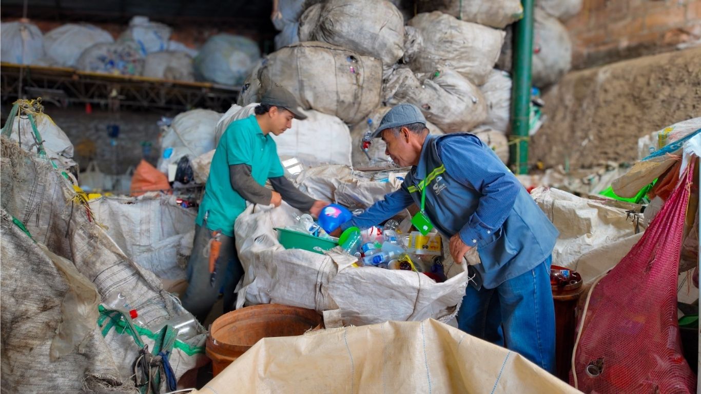 Hogares de San Antonio de Prado impulsan el trabajo de 50 recicladores con la separación de residuos
