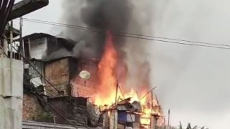 Tres heridos y cuatro casas destruidas deja incendio en Santo Domingo Savio de Medellín