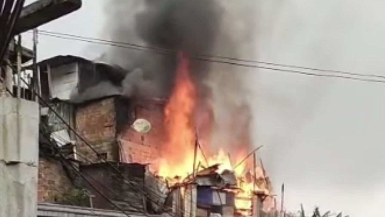 Tres heridos y cuatro casas destruidas deja incendio en Santo Domingo Savio de Medellín