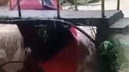 ¡Se fue al agua! Carro terminó en la quebrada, en San Antonio de Prado, después del aguacero LAURA PAG 2