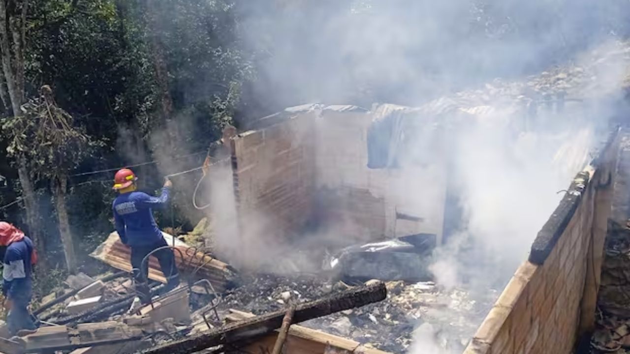 Bomberos de Montebello hallan sin vida a un adulto mayor después de controlar incendio que destruyó su casa LAURA PAG