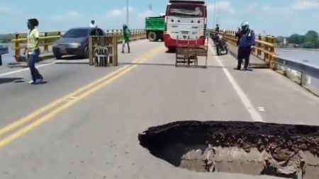 Cierran puente por hundimiento
