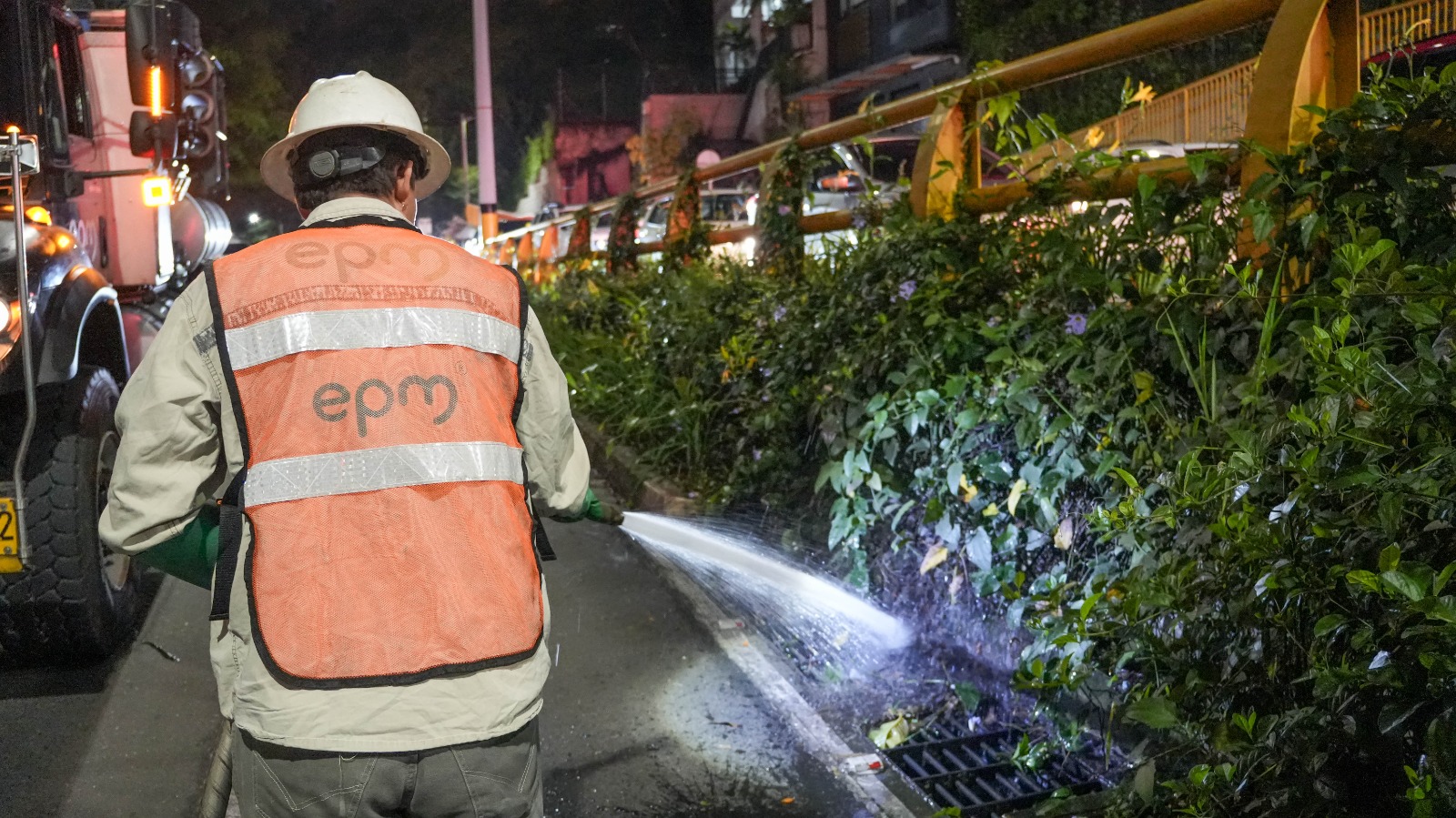 Intervienen soterrados de Medellín parapara prevenir inundaciones en temporada de lluvias