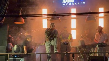 Cientos de personas se reunieron en Provenza para ver a J Álvarez.