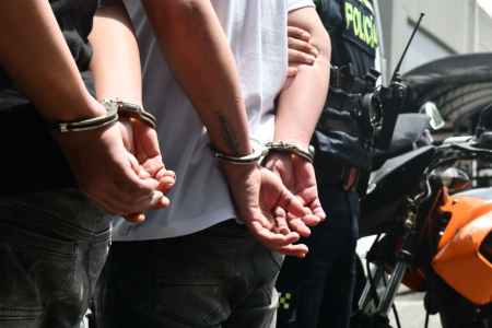 Capturan a hermanos extranjeros en el Parque Lleras: iban en moto con placa alterada y armados WhatsApp Image 2026 03 26 at 7.32.53 AM 1