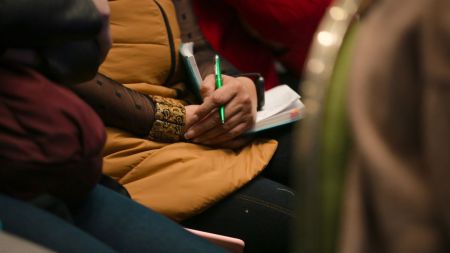 Comentarios sexistas y acoso: las violencias que enfrentan las mujeres en la política colombiana