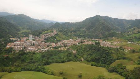 Derrumbe en zona rural de Andes deja tres viviendas afectadas