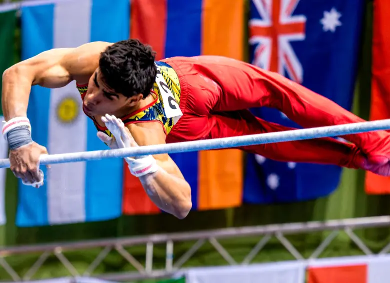 Ángel Barajas no se baja del podio: sumó doble plata en la Copa Mundo de Gimnasia Ángel Barajas sumó dos medallas de plata en barras paralelas y barra fija durante la parada de la Copa del Mundo de Gimnasia Artística