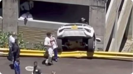 ¿Y el freno? Una camioneta que habían dejado estacionada, terminó volcada en Itagüí marca 1 1 3