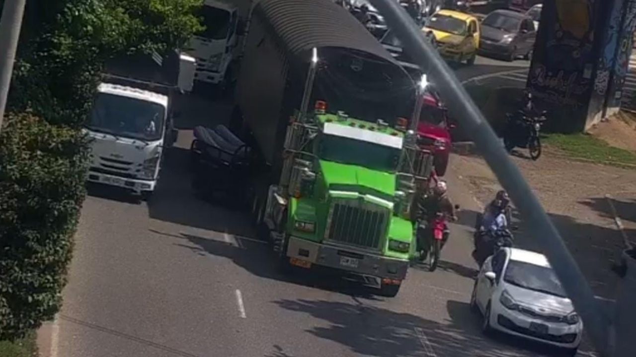 Fuerte congestión en la Avenida Regional por accidente entre un motocarro y un tractocamión