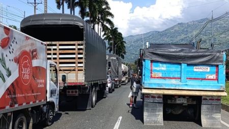 Choque entre dos camiones y un bus tiene paralizada la entrada a Girardota.