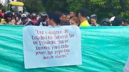 Padres de familia bloquean vía en Turbo por falta de transporte escolar, seguridad y alimentación marca 1 27