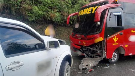 Buseta y camioneta chocaron de frente en la vía Yarumal-Medellín dejando heridos marca 1 28