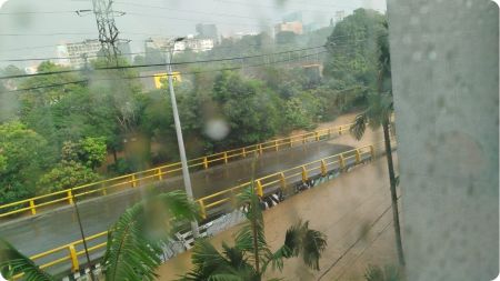 Lluvias en Medellín elevan a riesgo rojo el nivel de la quebrada La Presidenta en El Poblado marca 1 56