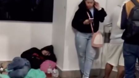 En VIDEO, pacientes durmiendo en el piso denuncian que prestadora de servicio de salud colapsó en el Poblado