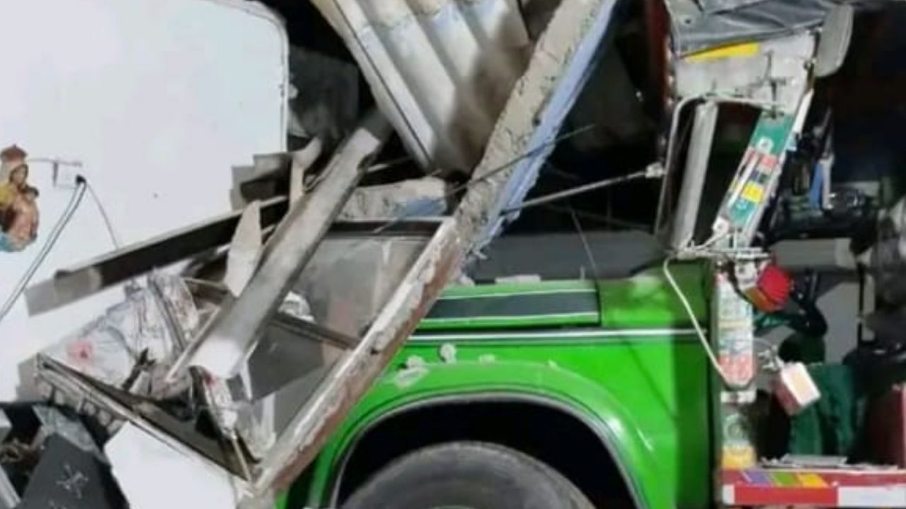 Los despertó el «estruendo»: una chiva se quedó sin frenos y terminó incrustada en una casa marca 1 71