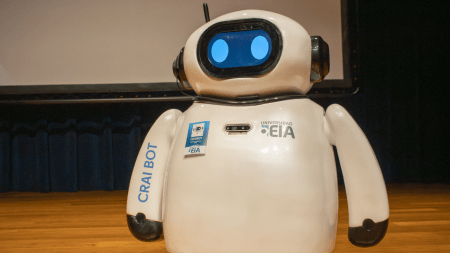 ¡Son unos tesos! estudiantes crearon el primer robot bibliotecario de Colombia Robot