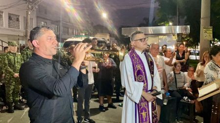 Medellín: habitantes de Villa Hermosa rinden homenaje a uniformados fallecidos en accidente aéreo En Villa Hermosa conmemora a uniformados fallecidos en accidente aéreo