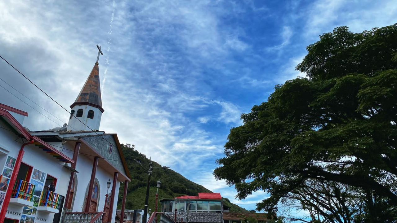 Suspenden clases y atención en la alcaldía de Briceño por problemas de seguridad