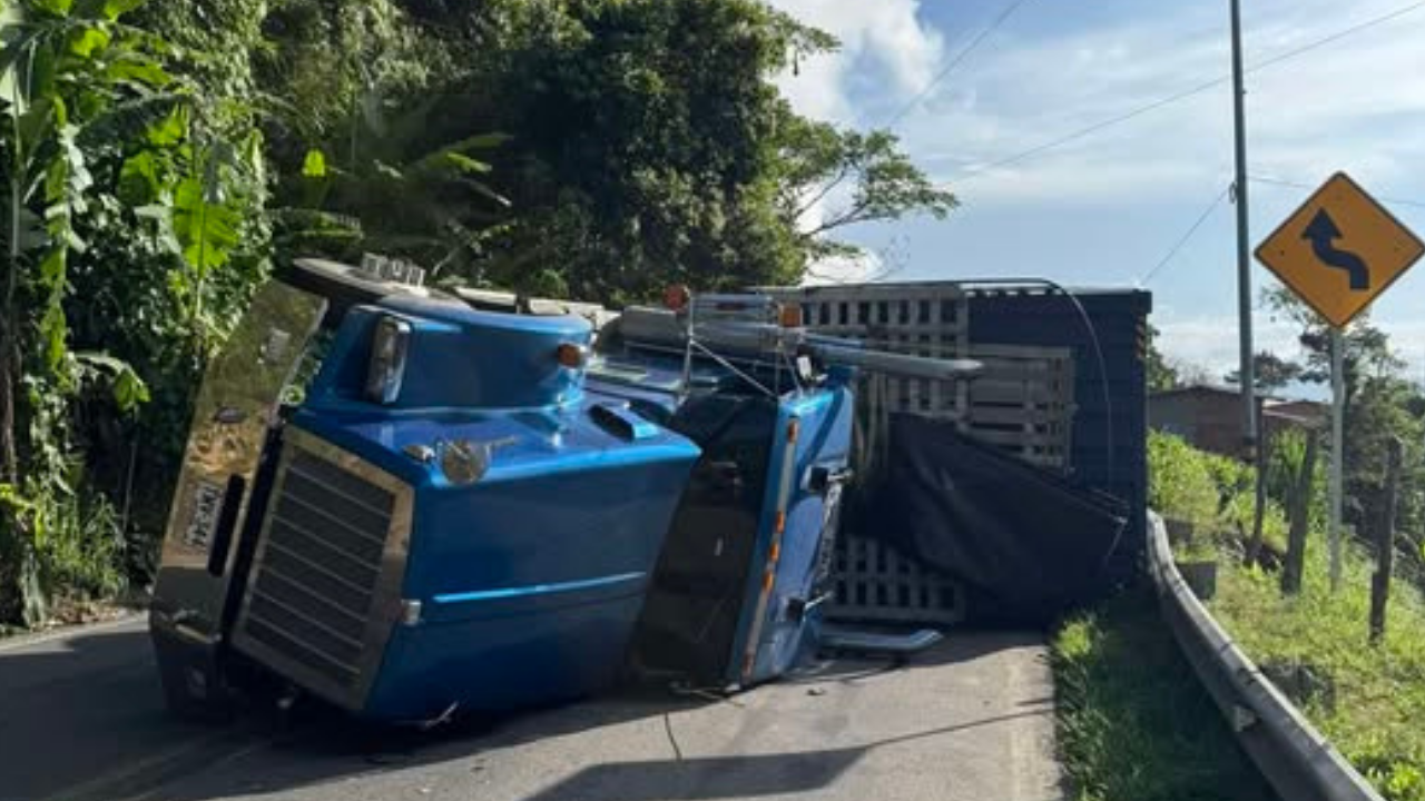 Camion de carga volteado en Valdivia