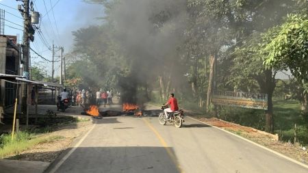 Está cerrada la vía Nechí-Caucasia por protesta de mineros, quienes argumentan que sus labores están siendo afectadas por operativos de las autoridades