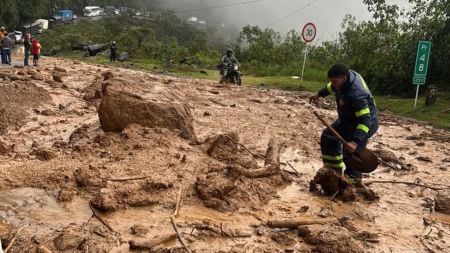La caída de material afecta el Alto de Ventanas, punto clave de esta ruta y eje principal para el transporte de carga y la conectividad en Colombia
