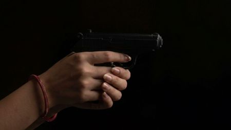 A plena luz del día y en moto, una mujer atacó a otra con arma de fuego en Caucasia