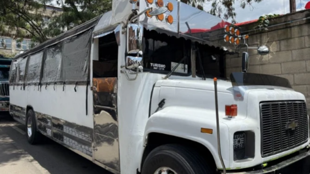 "Este tipo de vehículos no deberían estar operando": inmovilizan bus turístico en Medellín