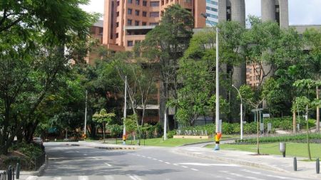 Atención conductores: accidente vial causa congestión en la Av. El Poblado, sector Castropol Diseno sin titulo 65