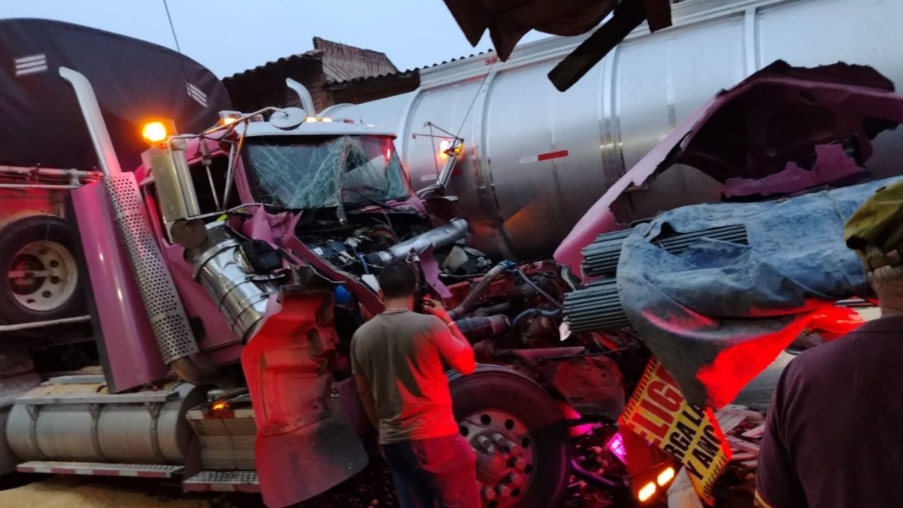 ¡Hay cierre total! Un tractocamión se quedó sin frenos y se llevó varios carros por delante en San José del Nus