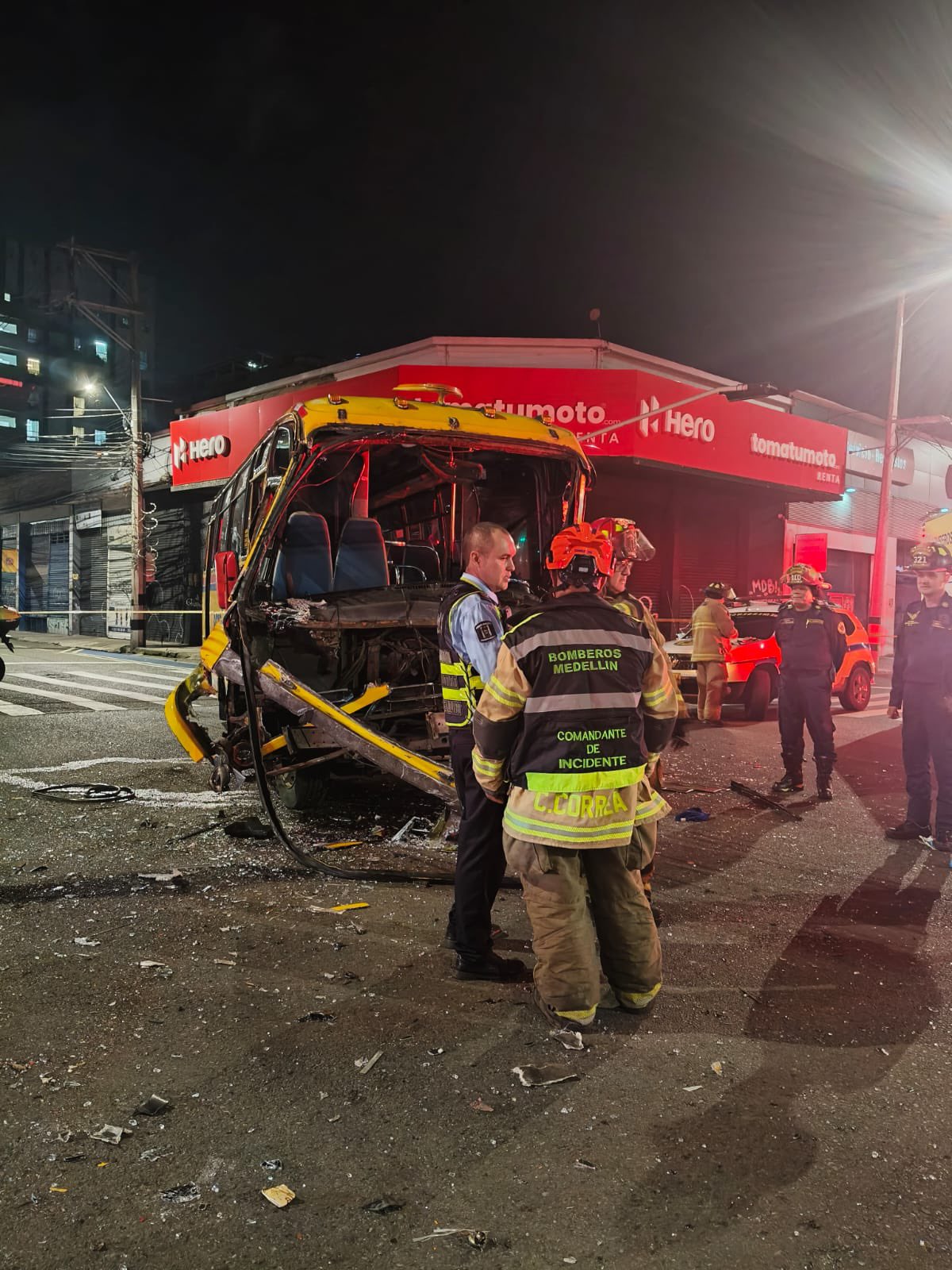 Un bus volcado y otro en pedazos deja violento choque en el centro de Medellín 1 Choque de buses