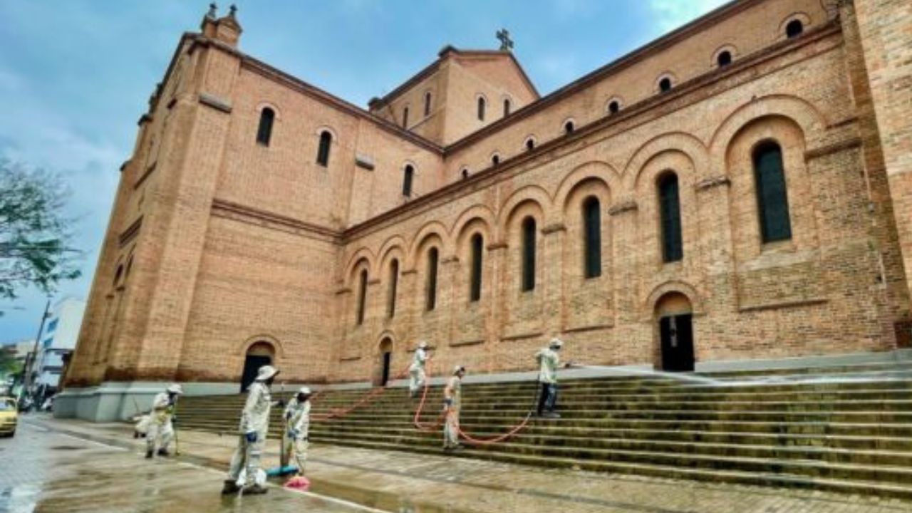 Limpian iglesias por Semana Santa en Medellín