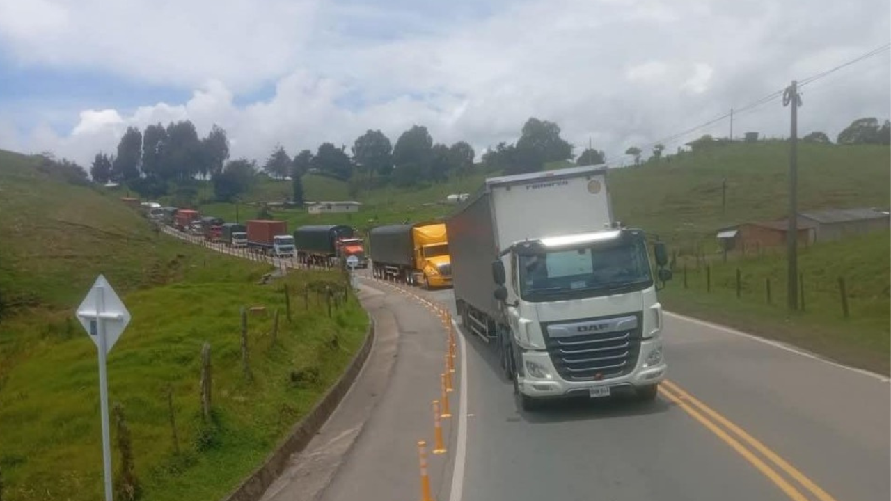 Después de desactivar un artefacto explosivo en vía Los Llanos - Tarazá, se reabre la vía