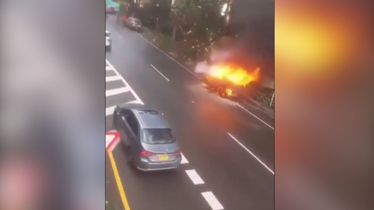 En video se registró el incendio que causó un vehículo en la Avenida Las Palmas