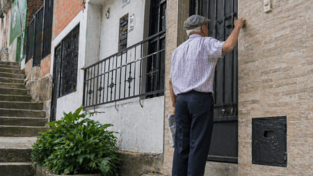 Muere por tocar puerta