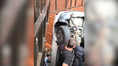 se-quedo-sin-frenos-un-carro-por-poco-se-mete-a-la-sala-de-una-casa-en-una-loma-de-caldas