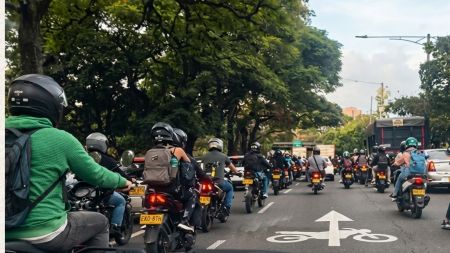 Levantamiento del pico y placa dispara el número de motos y los trancones en vías principales de Medellín