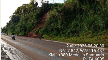 Luego de varias horas de cierre total por un derrumbe, fue restablecido el paso en la vía Santuario - Cañoalegre, a la altura del kilómetro 1+400, en el casco urbano del municipio de El Santuario.