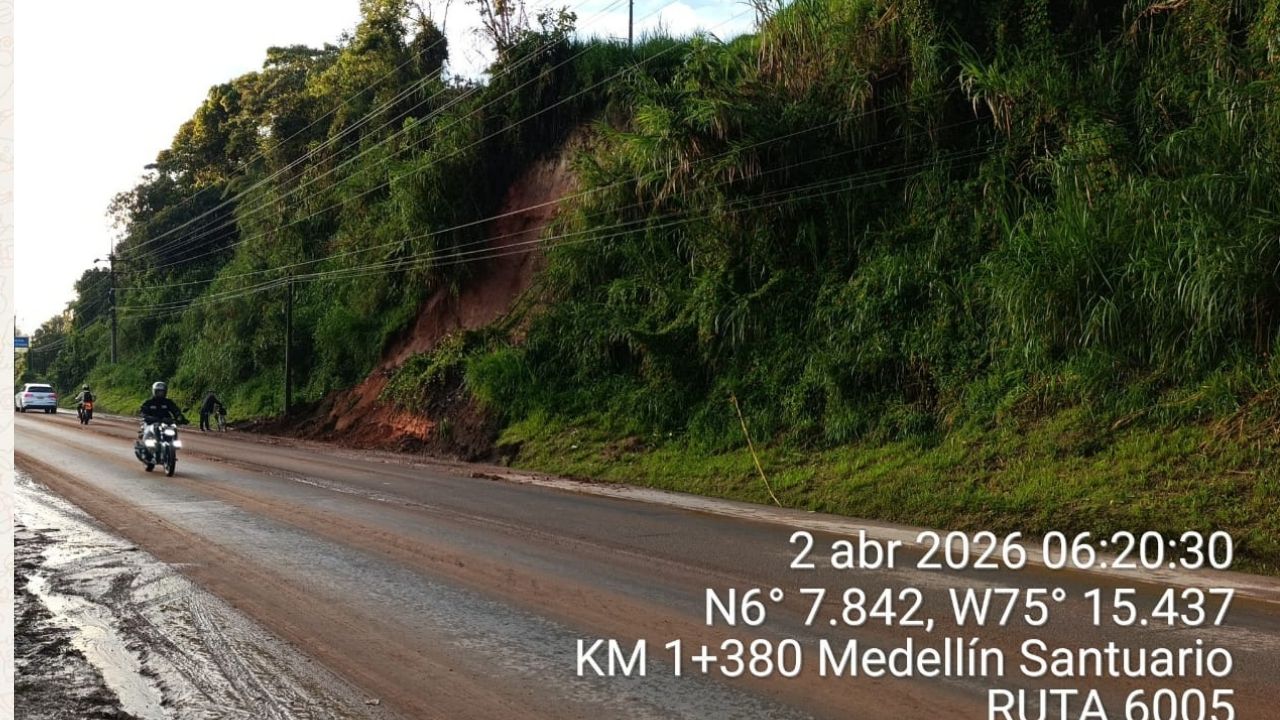 Luego de varias horas de cierre total por un derrumbe, fue restablecido el paso en la vía Santuario - Cañoalegre, a la altura del kilómetro 1+400, en el casco urbano del municipio de El Santuario.