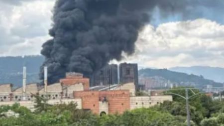 Gigantesca columna de humo en el sur del Valle de Aburrá por incendio en bodegas de bicicletas en Itagüí