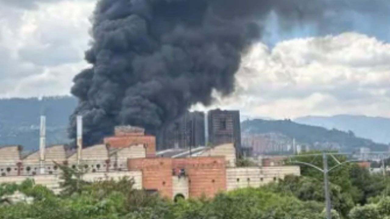Gigantesca columna de humo en el sur del Valle de Aburrá por incendio en bodegas de bicicletas en Itagüí