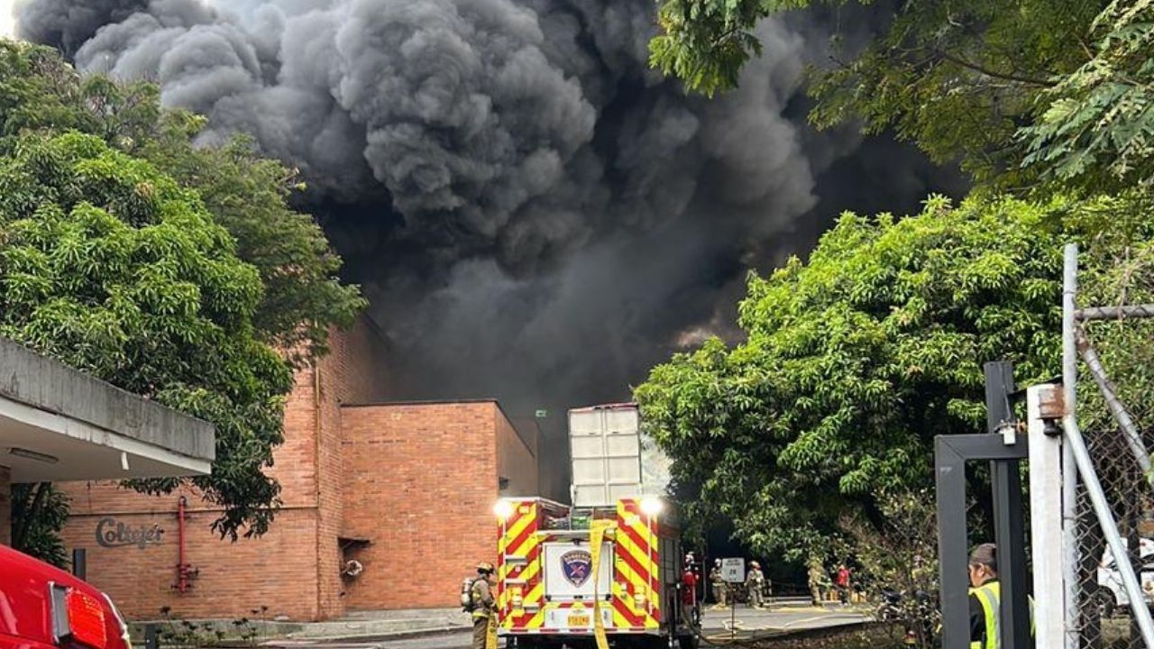 Confirman control del 70 % en incendio de bodega de bicicletas en Itagüí: ya hacen presencia 80 bomberos
