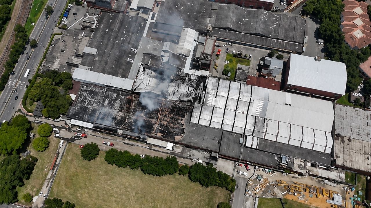 Así se ve la bodega de bicicletas consumida por las llamas en Itagüí después de 24 horas