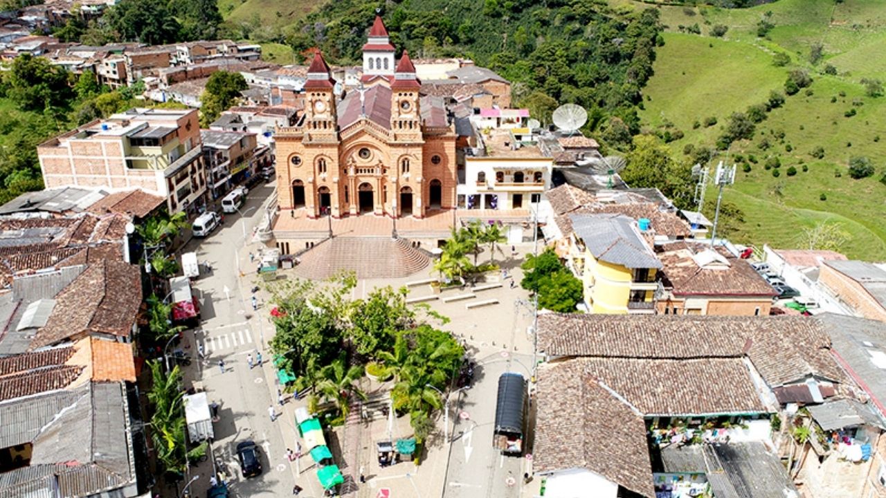 Más de 30 veredas en Yolombó siguen incomunicadas por el colapso de dos puentes tras las fuertes lluvias