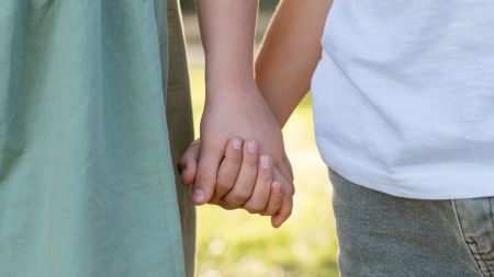 Padres dejan a sus hijos solos 20 minutos y los encuentran muertos dentro de un congelador