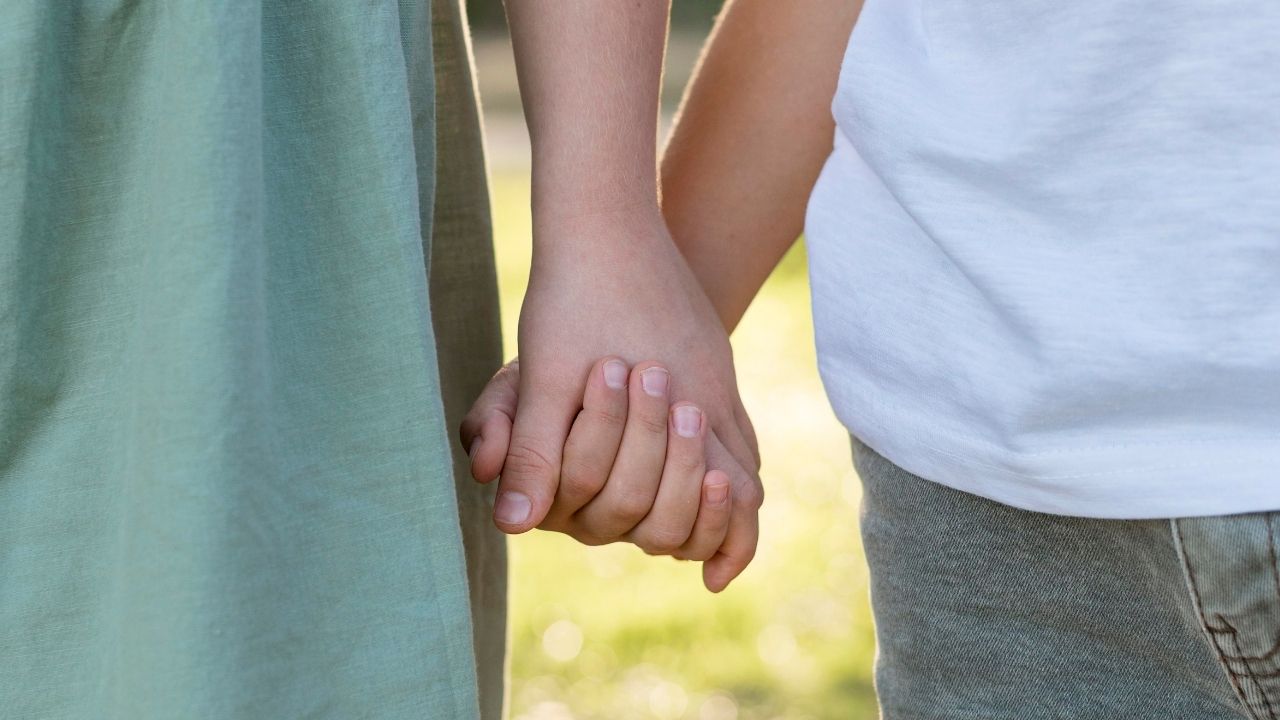 Padres dejan a sus hijos solos 20 minutos y los encuentran muertos dentro de un congelador