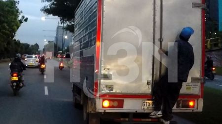 Cámara Atenta: un polizón arriesgo la vida subido en un furgón que iba por toda la Regional