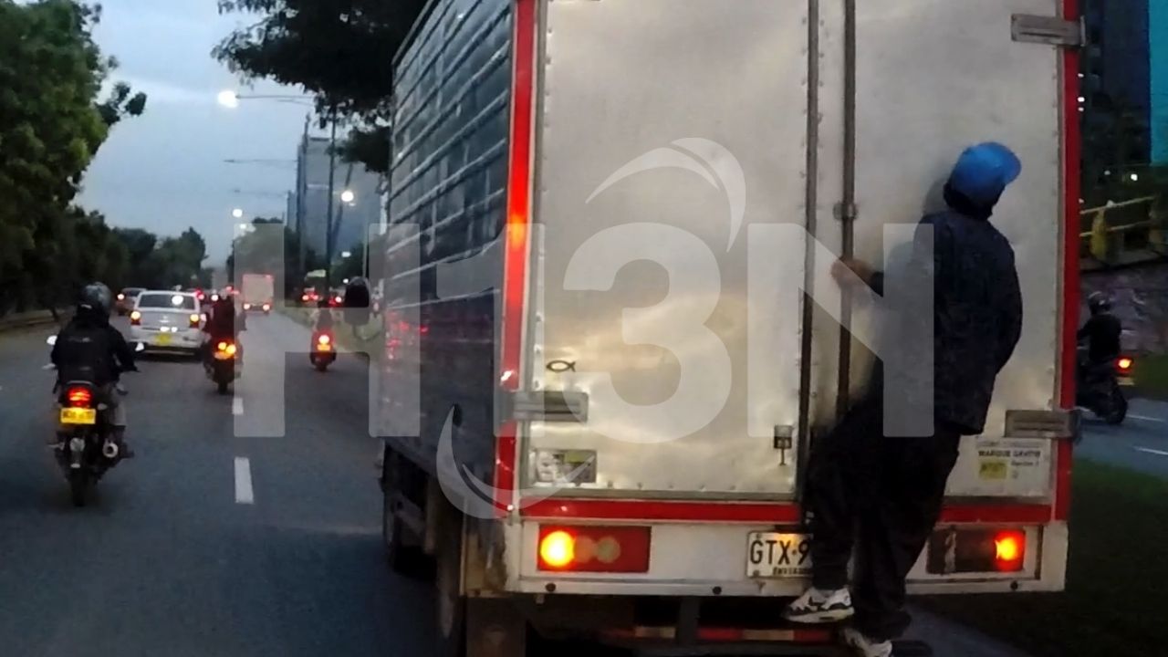 Cámara Atenta: un polizón arriesgo la vida subido en un furgón que iba por toda la Regional