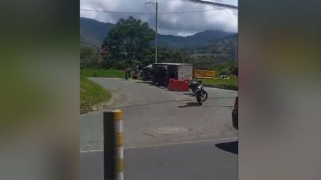 Cayó de lado en pleno retorno: vehículo de carga se volteó a la altura del Batallón Pedro Nel Ospina